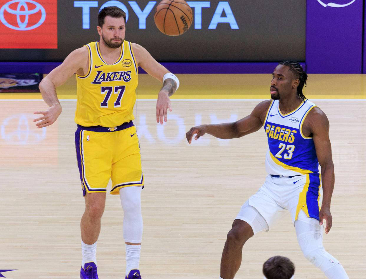 包含上海久事复出首秀备战CBA常规赛东契奇在DWG比赛中刷新纪录，洛杉矶湖人临场应变备战NBA季后赛瞬间刷屏的词条