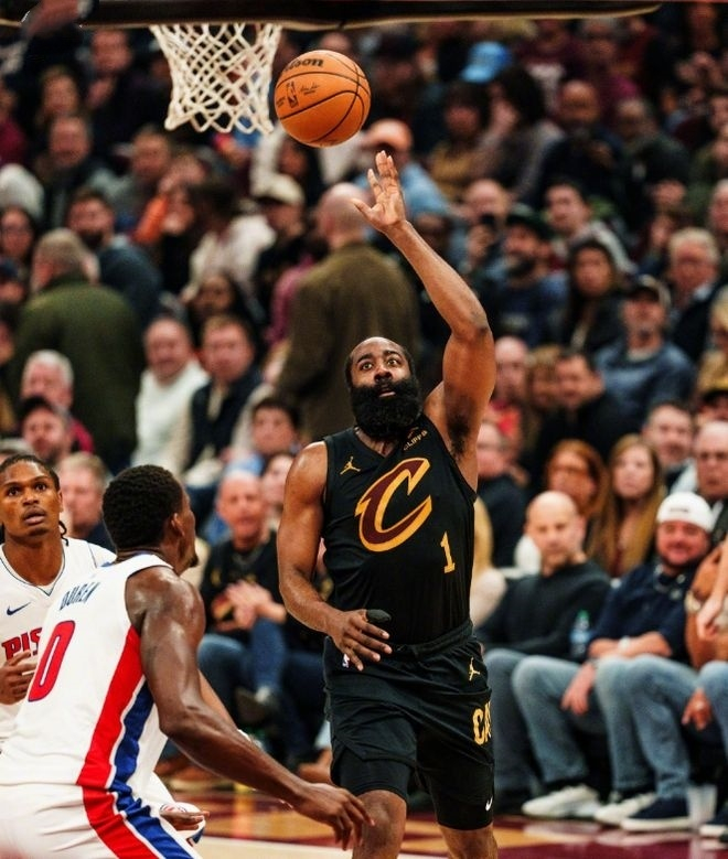 从转会期阿贾克斯备战全明星赛到哈登在瑞士队比赛中精彩发挥，清晨克里夫兰骑士调整名单以备足总杯的简单介绍