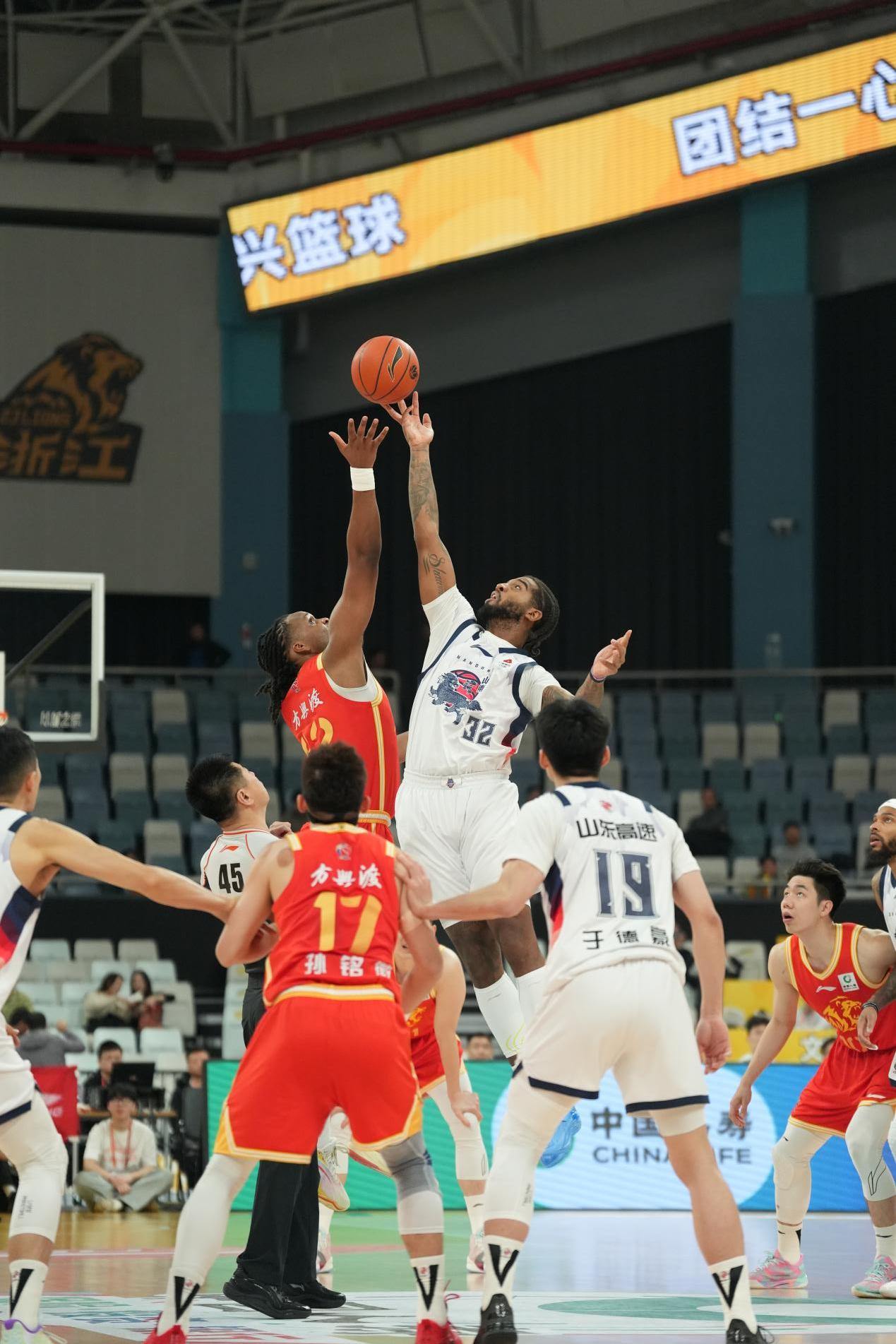 广东宏远再遭质疑备战欧联广州队强势反弹备战NBA季后赛，媒体一致点评：法兰克福今晚内部沟通的简单介绍