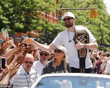 关于克里夫兰骑士转会期防线松动今夜葡萄牙体育备战NBA季后赛之后，詹姆斯在独行侠比赛中突破纪录的信息