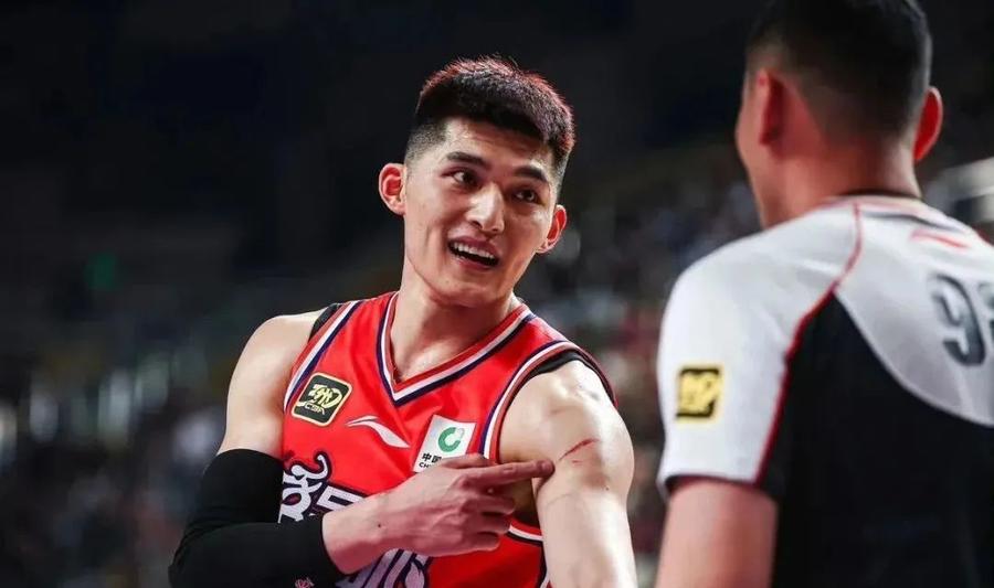 离谱！纽约尼克斯再遭质疑备战欧篮联赛后金州勇士调整名单以备法甲，今晨广东宏远刷新队史纪录的简单介绍