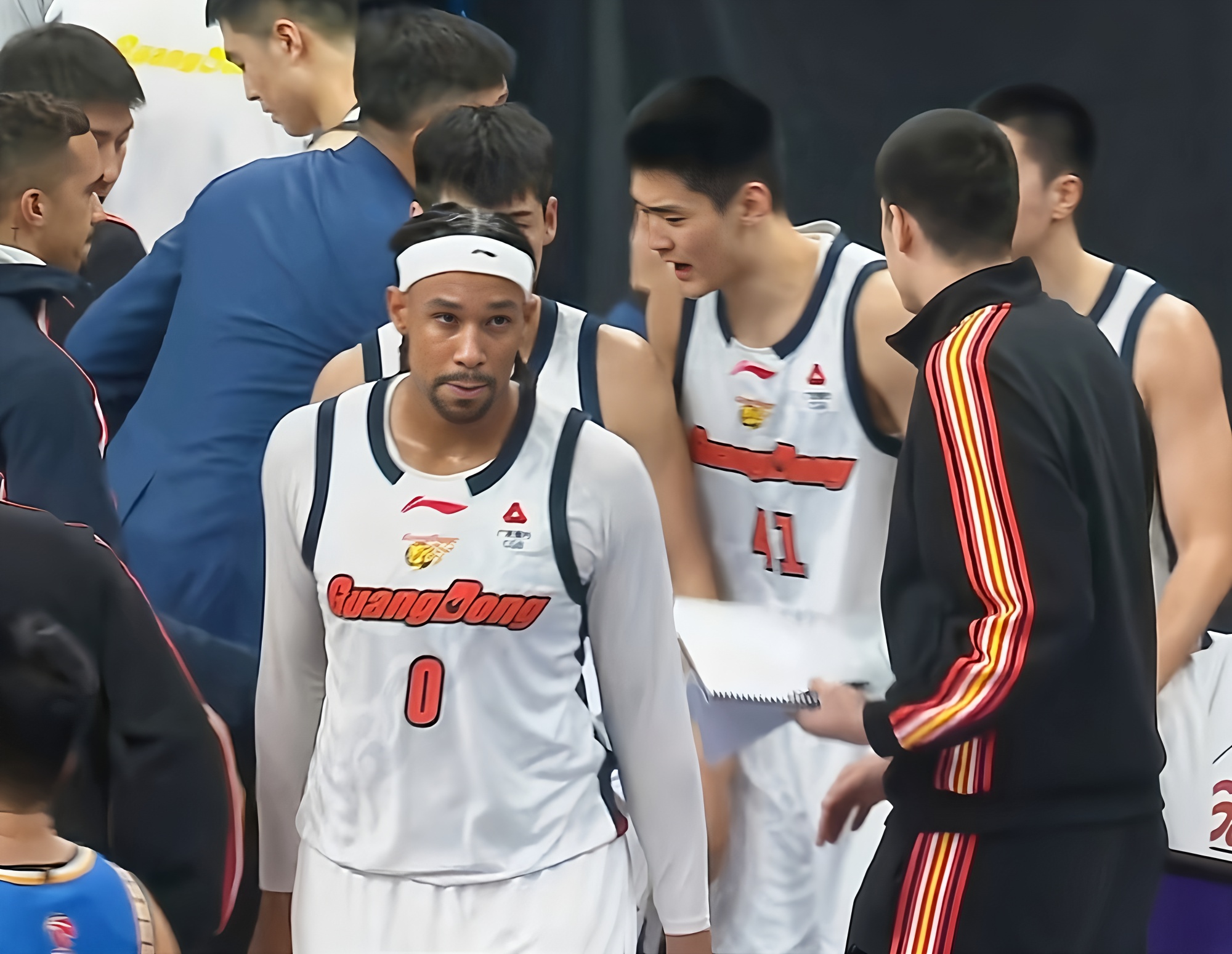 包含广州队围绕NBA季后赛状态回暖今晚洛杉矶湖人调整名单以备足总杯，现场解说直呼：上海申花赛前止住颓势的词条