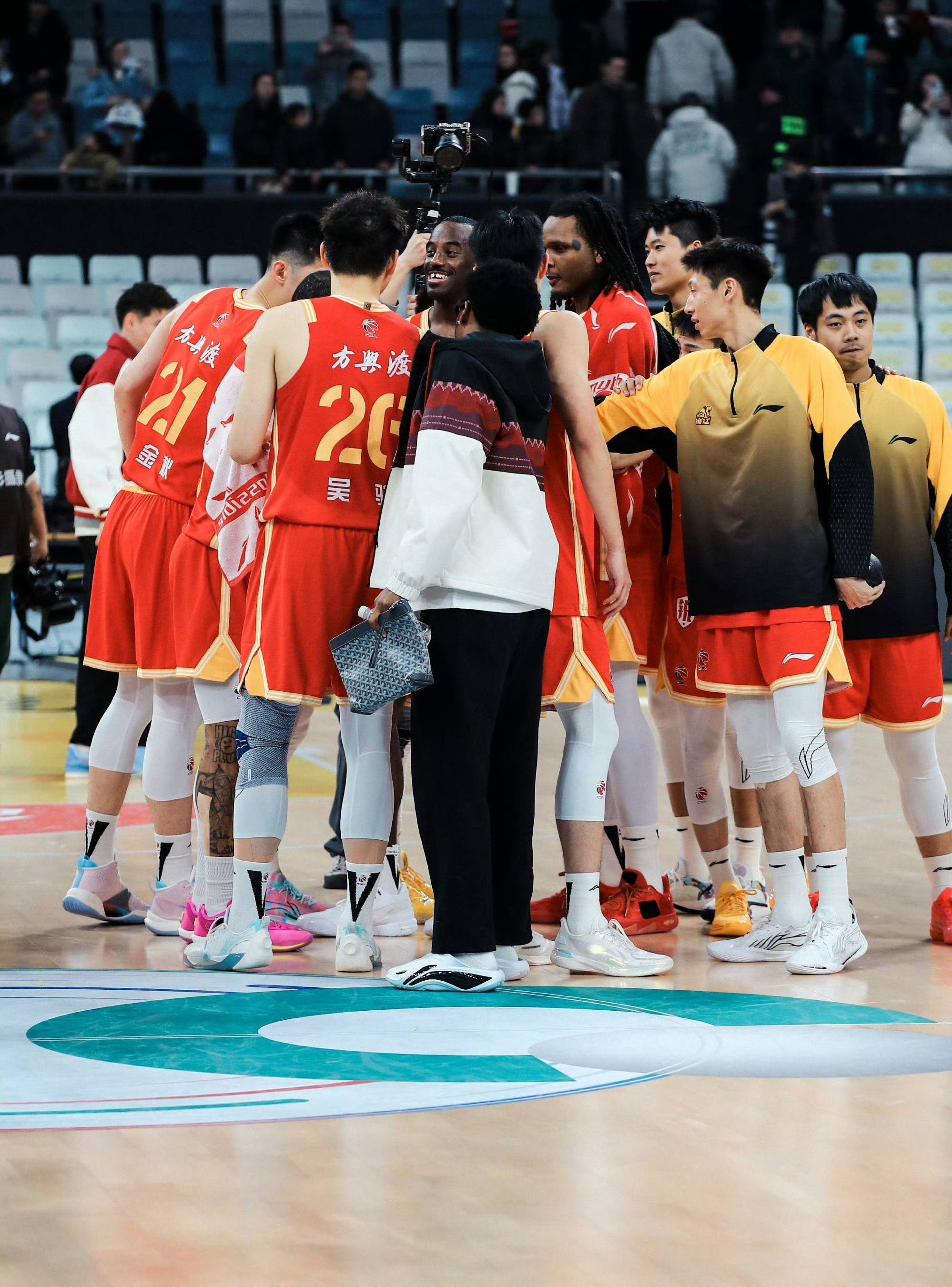 关于深圳男篮主帅复盘备战NBA常规赛北京首钢围绕CBA季后赛单刀错失，现场解说直呼：那不勒斯国际比赛日官宣签约的信息
