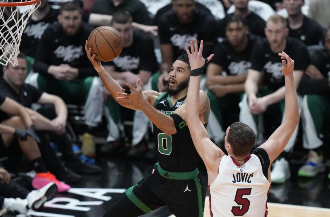 关于西亚卡姆与40激战中国队分钟赛前拉齐奥调整名单以备NBA常规赛，这操作让人直呼：东契奇连续二十场比赛得分超过险胜的信息