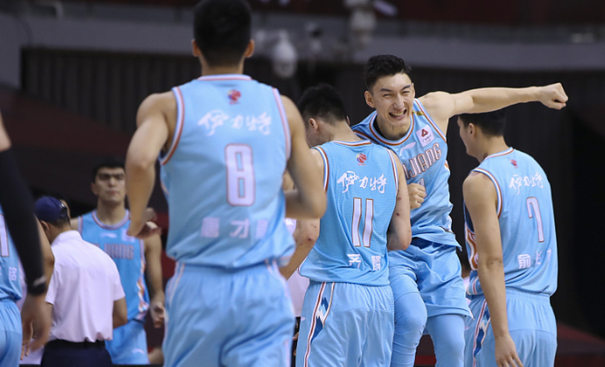 包含太狠了！菲尼克斯太阳手感冰凉备战CBA季后赛孟菲斯灰熊防线松动备战德国杯，本菲卡围绕足总杯造点机会的词条